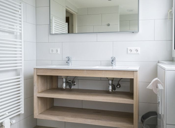 Ferienhaus Bungalow Klein Axel auf Texel mit einer schoenen Terrasse inmitten der Natur.