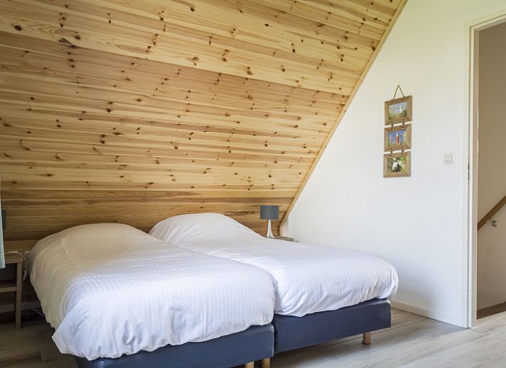 Bungalow Klein Axel in De Cocksdorp, Texel mit Blick auf ein Blumenfeld.