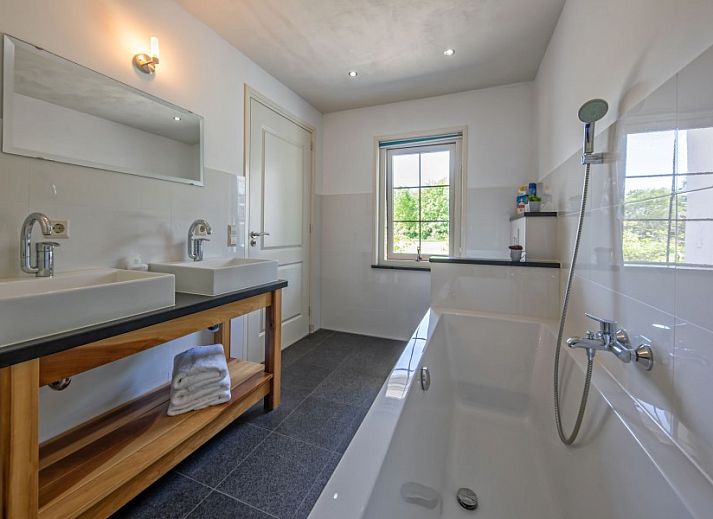 Gemuetliche Terrasse bei Paal 86 Texel in De Cocksdorp mit Pergola und Gartenblick.