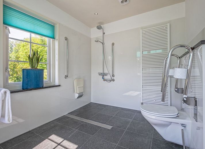 Gemuetliche Terrasse bei Paal 86 Texel in De Cocksdorp mit Pergola und Gartenblick.