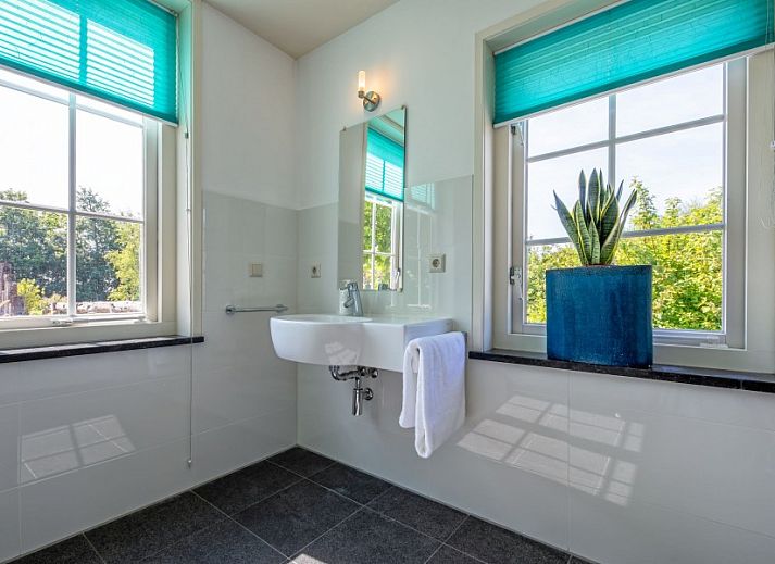 Gemuetliche Terrasse bei Paal 86 Texel in De Cocksdorp mit Pergola und Gartenblick.