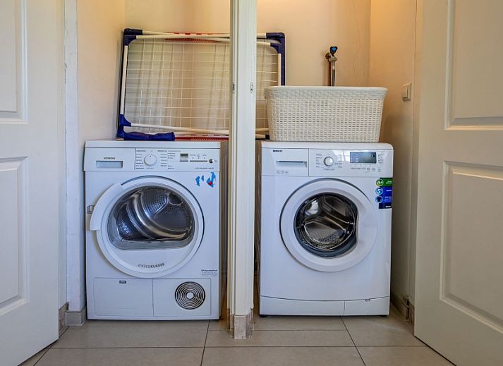 Gemuetliche Terrasse bei Paal 86 Texel in De Cocksdorp mit Pergola und Gartenblick.