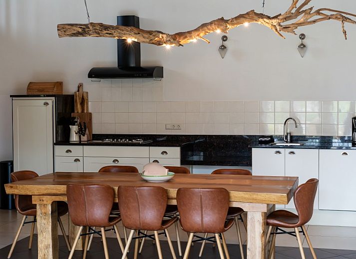 Gemuetliche Terrasse bei Paal 86 Texel in De Cocksdorp mit Pergola und Gartenblick.