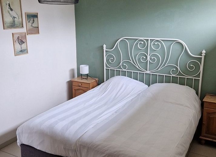 Sonnenterrasse im Ferienhaus Paal 86 Texel in De Cocksdorp mit Sonnenschirm.