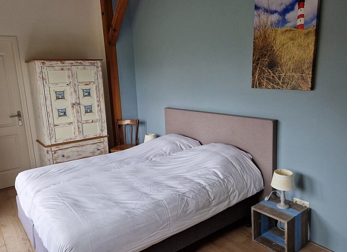 Sonnenterrasse im Ferienhaus Paal 86 Texel in De Cocksdorp mit Sonnenschirm.