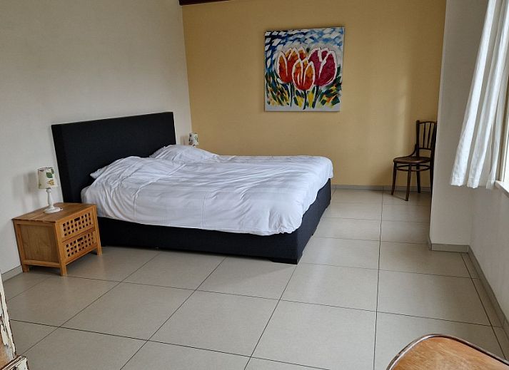 Sonnenterrasse im Ferienhaus Paal 86 Texel in De Cocksdorp mit Sonnenschirm.