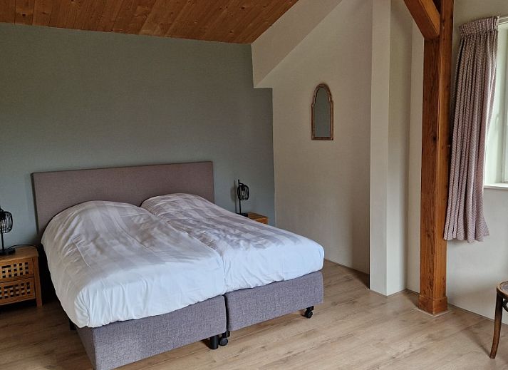 Sonnenterrasse im Ferienhaus Paal 86 Texel in De Cocksdorp mit Sonnenschirm.