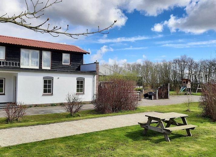 Gemuetliches Wohnzimmer des Ferienhauses Paal 86 Texel in De Cocksdorp mit Ledersofas.