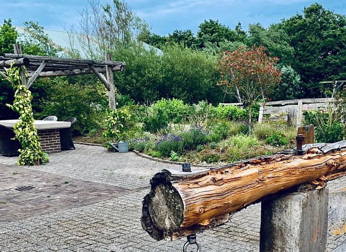 Gemuetliches Wohnzimmer des Ferienhauses Paal 86 Texel in De Cocksdorp mit Ledersofas.