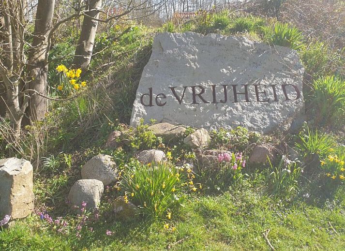 Gemuetliches Wohnzimmer des Ferienhauses Paal 86 Texel in De Cocksdorp mit Ledersofas.