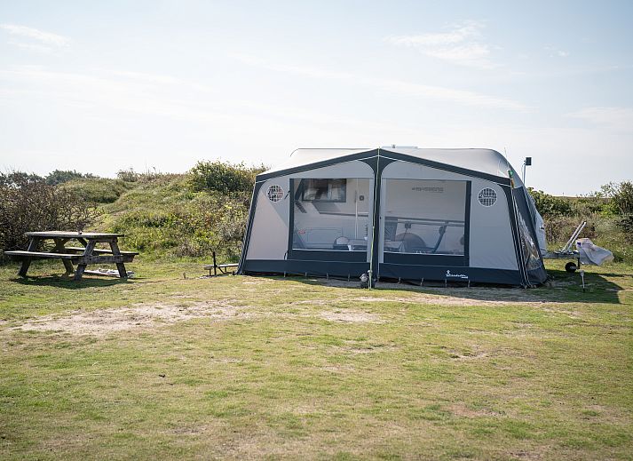 Spacious awning at Sluftervallei Comfort camping site C3, located in the nature of De Cocksdorp, Texel.