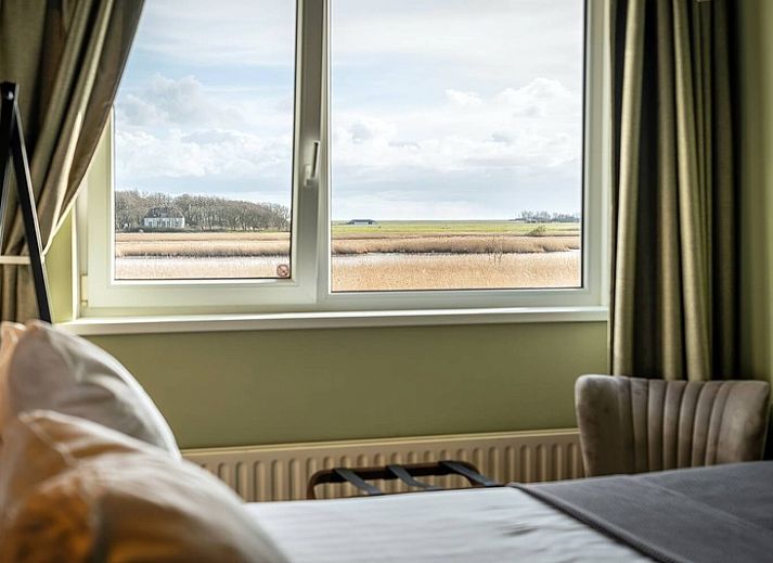 Guest house 0101821 - Holiday property Texel - Tweepersoonskamer met uitzicht op de tuin