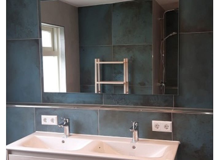 Gemuetliche Essecke im Ferienhaus Bungalowpark Slufteroord - Duinzicht de Slufter, De Cocksdorp Texel, mit Blick auf den Garten.