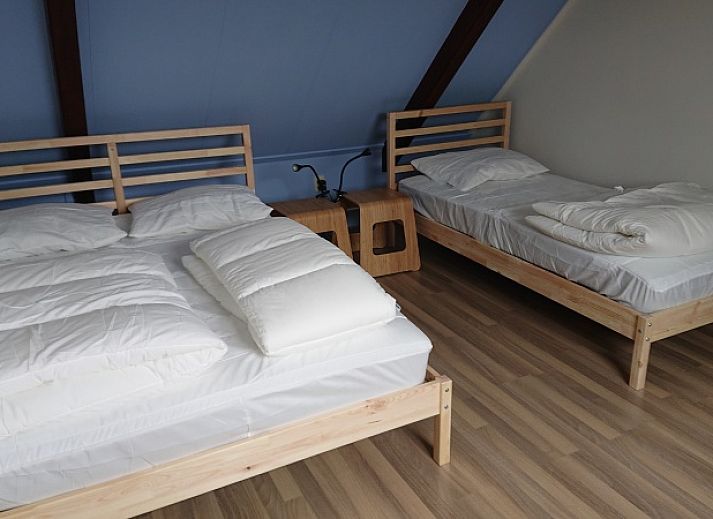 Gemuetliche Sitzecke im Ferienhaus Kikkerpoel, De Cocksdorp, Texel mit viel Tageslicht und Blick auf den Garten.