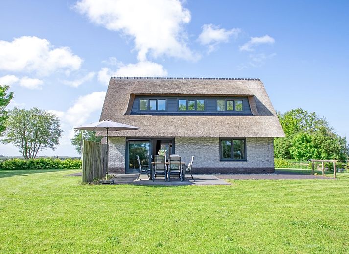 Duinoord Texel Ferienhaus in De Cocksdorp mit Reetdach und Terrasse auf den Watteninseln.