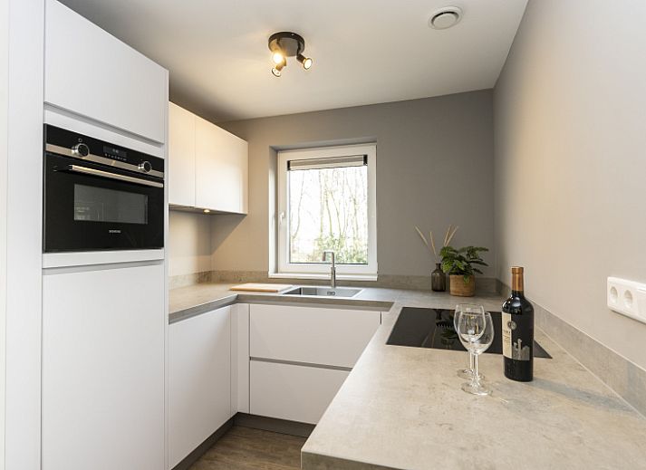 Gemuetliches Wohnzimmer im Ferienhaus Duinoord Texel, De Cocksdorp, mit bequemen Sofas auf Texel.