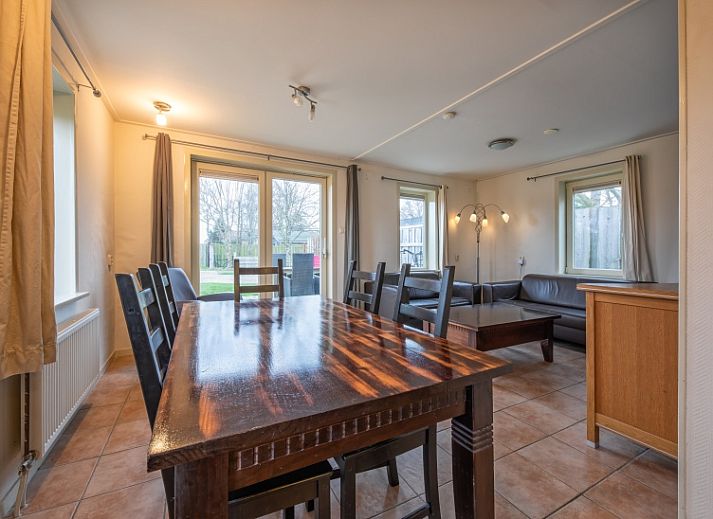 Veranda bei Tongelen R.D. van in De Cocksdorp, Texel. Ferienhaus mit grosser Terrasse und bequemen Sitzgelegenheiten.