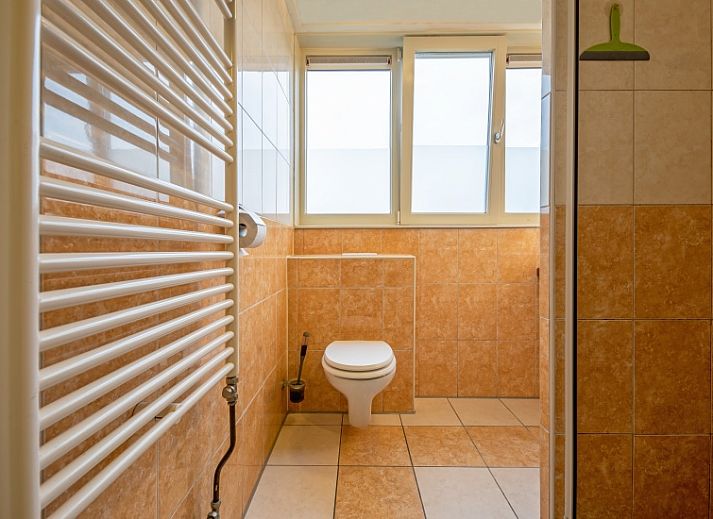 Gemuetliches Wohnzimmer in Tongelen R.D. van, Ferienhaus in De Cocksdorp, Texel. Bequeme Sofas und moderne Einrichtung.