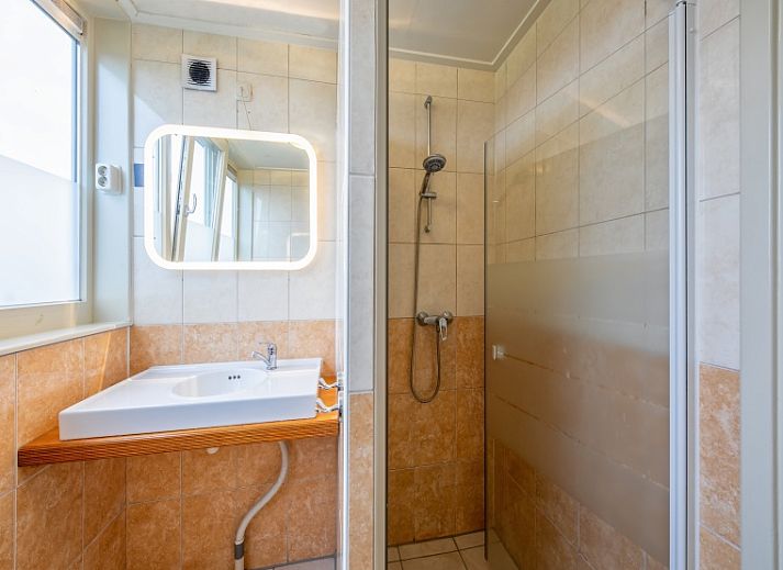 Gemuetliches Wohnzimmer in Tongelen R.D. van, Ferienhaus in De Cocksdorp, Texel. Bequeme Sofas und moderne Einrichtung.