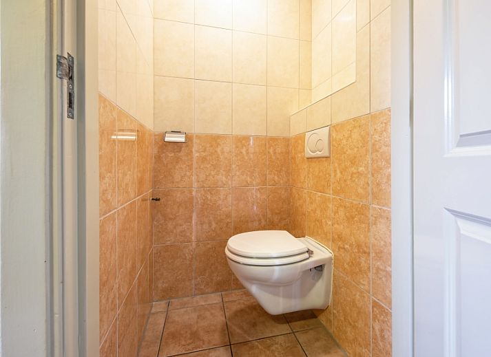 Esszimmer von Tongelen R.D. van, Ferienhaus in De Cocksdorp, Texel. Geraeumiger Tisch mit Blick auf den Garten.