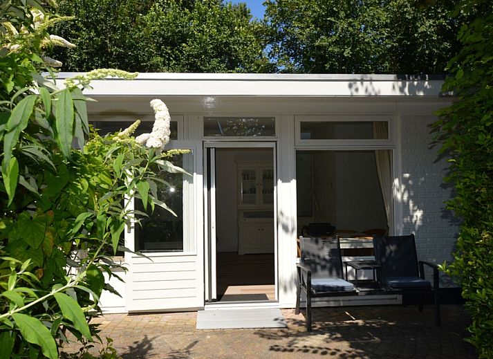 Entrance to Boodtlaan 7 / Dennenheuvel vacation home in De Koog, Texel, surrounded by green nature.