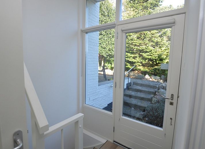 Entrance to Boodtlaan 7 / Dennenheuvel vacation home in De Koog, Texel, surrounded by green nature.