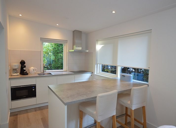 Entrance to Boodtlaan 7 / Dennenheuvel vacation home in De Koog, Texel, surrounded by green nature.