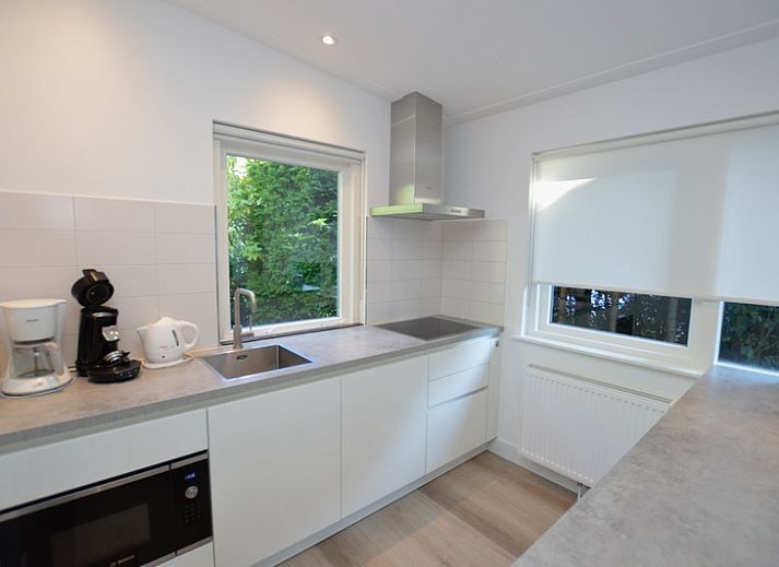 Entrance to Boodtlaan 7 / Dennenheuvel vacation home in De Koog, Texel, surrounded by green nature.