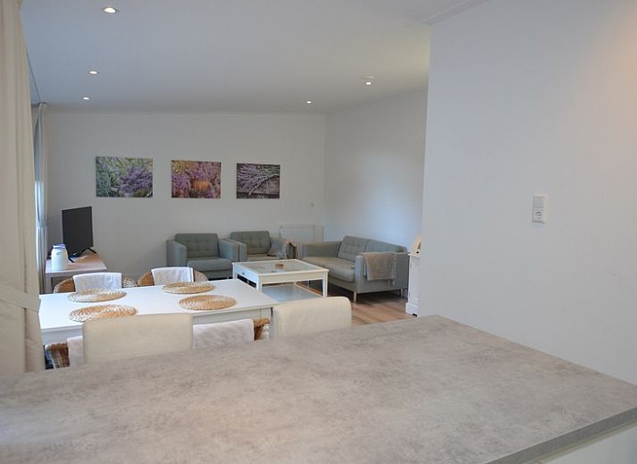 Entrance to Boodtlaan 7 / Dennenheuvel vacation home in De Koog, Texel, surrounded by green nature.