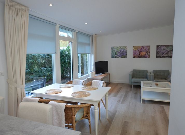 Bright hall with garden view at Boodtlaan 7 / Dennenheuvel vacation home, De Koog, Texel.