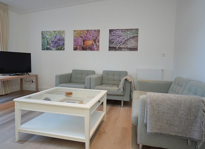 Bright hall with garden view at Boodtlaan 7 / Dennenheuvel vacation home, De Koog, Texel.