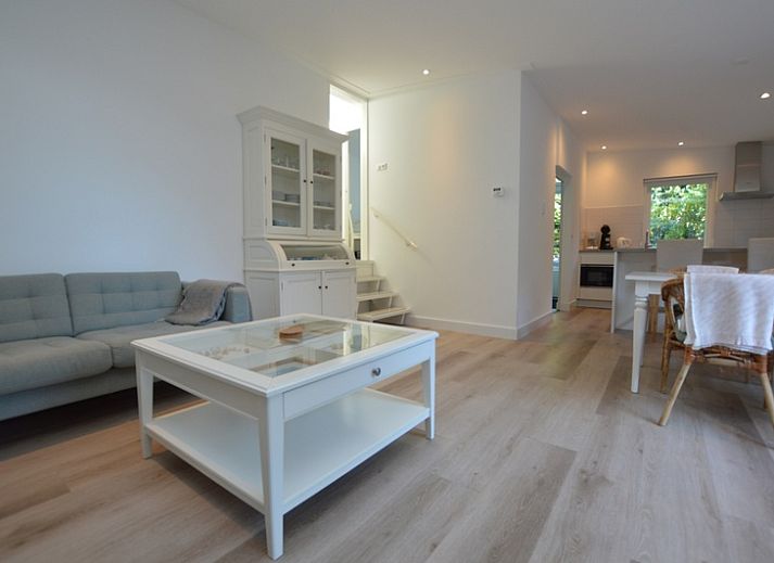Bright hall with garden view at Boodtlaan 7 / Dennenheuvel vacation home, De Koog, Texel.