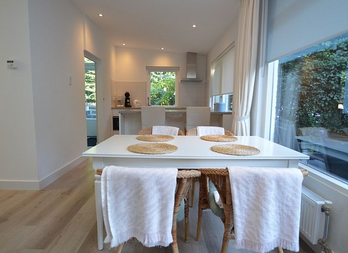 Bright hall with garden view at Boodtlaan 7 / Dennenheuvel vacation home, De Koog, Texel.
