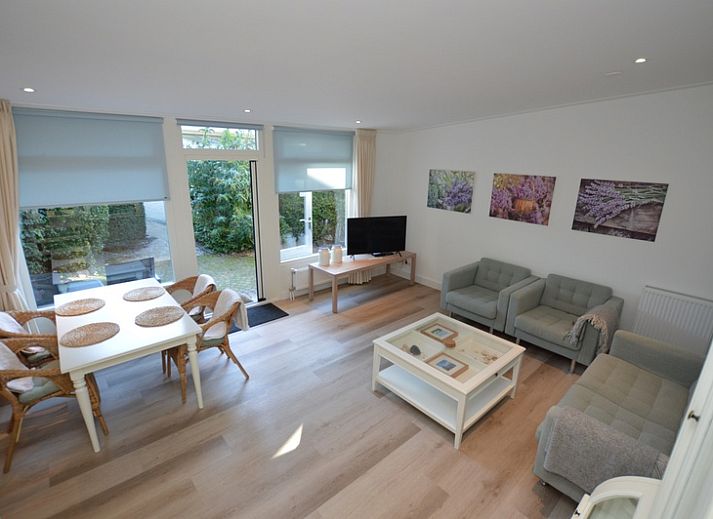 Modern kitchen in Boodtlaan 7 / Dennenheuvel vacation home, De Koog, Texel, overlooking green surroundings.