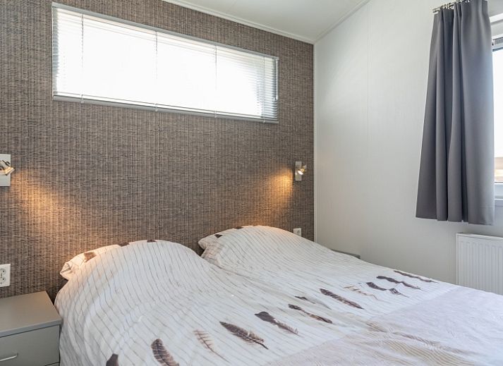 Cozy living room of Chalet Bregkoog 231, De Koog, Texel with comfortable seating area at Chaletpark Bregkoog.