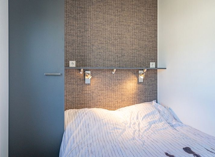 Cozy living room of Chalet Bregkoog 231, De Koog, Texel with comfortable seating area at Chaletpark Bregkoog.