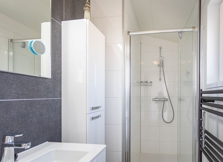 Cozy living room of Chalet Bregkoog 231, De Koog, Texel with comfortable seating area at Chaletpark Bregkoog.