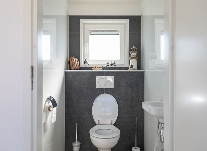 Cozy living room of Chalet Bregkoog 231, De Koog, Texel with comfortable seating area at Chaletpark Bregkoog.