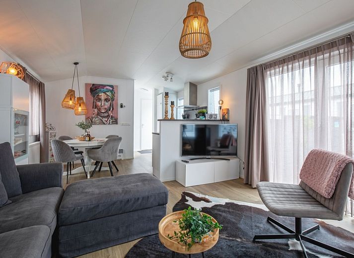 Chalet Bregkoog 52 in De Koog Texel mit modernem Aeusseren und sonniger Veranda.