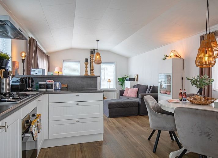 Chalet Bregkoog 52 in De Koog Texel mit modernem Aeusseren und sonniger Veranda.