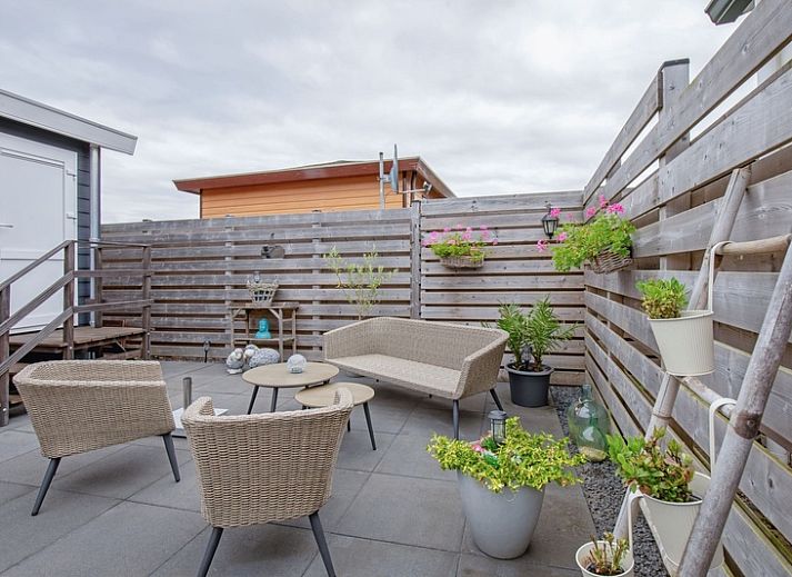 Stilvolles Wohnzimmer des Chalet Bregkoog 52 in De Koog Texel mit gemuetlicher Sitzecke.