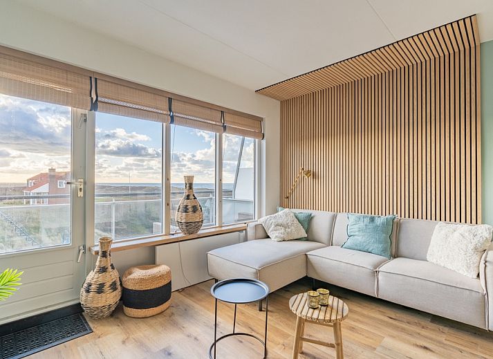 Gemuetliches Wohnzimmer im Appartement Juliana 140 Insel- und Meerblick, De Koog, Texel mit Blick auf die Duenen.