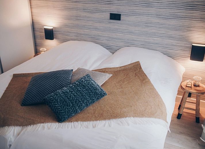 Front view of Chalet Bregkoog 119 on Chaletpark Bregkoog in De Koog, Texel, with sunny veranda.