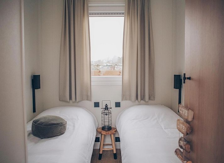 Front view of Chalet Bregkoog 119 on Chaletpark Bregkoog in De Koog, Texel, with sunny veranda.