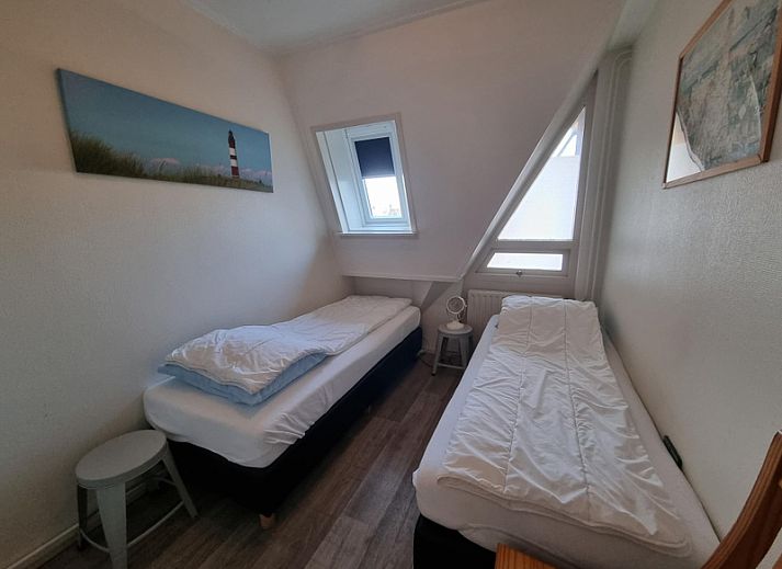 Vorderansicht der Appartements Anna - Noorderlicht - 13 in De Koog, Texel, mit einem einladenden Eingang und Balkonbereichen.