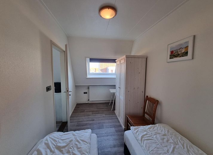 Vorderansicht der Appartements Anna - Noorderlicht - 13 in De Koog, Texel, mit einem einladenden Eingang und Balkonbereichen.