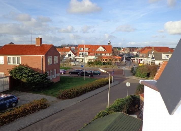 Gemuetliches Wohnzimmer in Appartements Anna - Noorderlicht - 13, De Koog, Texel, mit bequemer Sitzecke und viel Tageslicht.