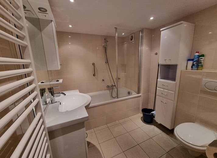 Entrance to Apartments Anna - Zeenevel - 9 in De Koog, Texel, with flowering trees and parking lot.