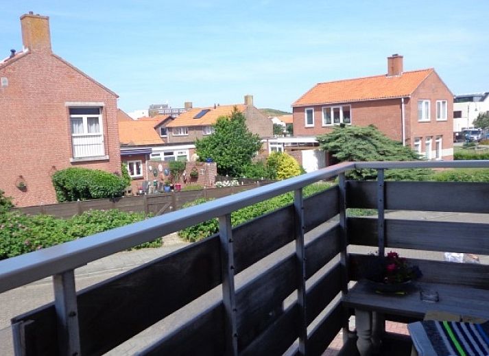 Entrance to Apartments Anna - Zeenevel - 9 in De Koog, Texel, with flowering trees and parking lot.