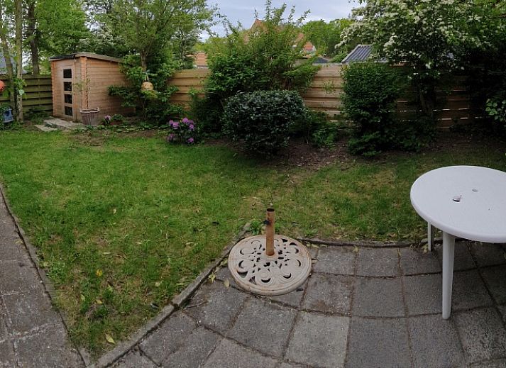 Modern kitchen in vacation home Huisje Quirijn, De Koog Texel with wooden cabinets and light through skylight.